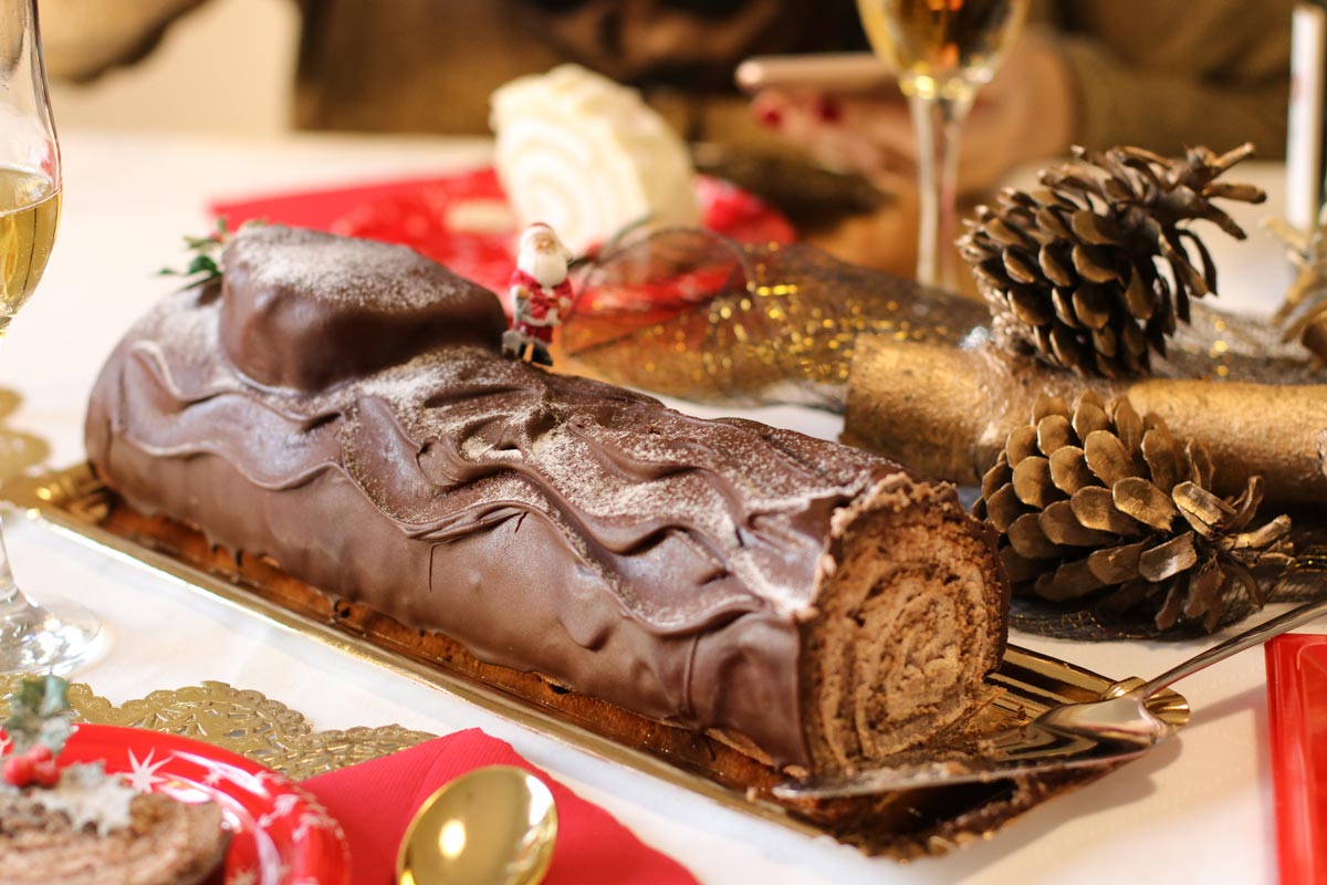 Tronco de Navidad relleno de trufa y con cobertura de chocolate con leche